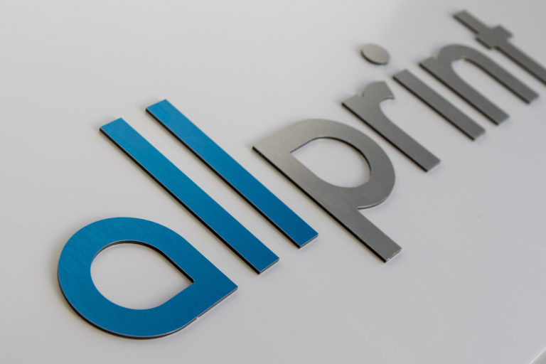 Allprint logo uitgefreest uit ACM dibond, met een full colour bedrukking