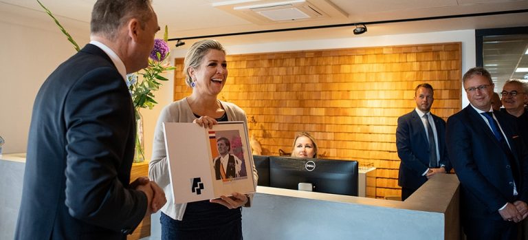 Koningin Maxima neemt het cadeau in ontvangst