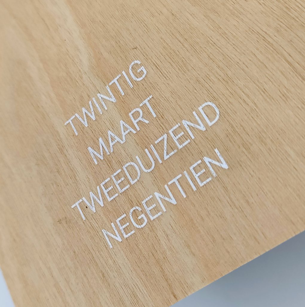 witte tekst drukken op hout