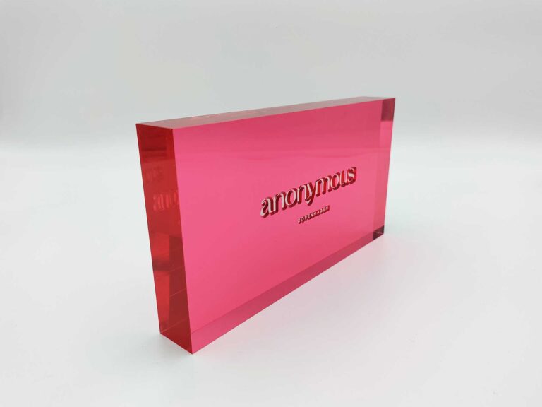 Roze acrylblokken (plexiglas) met logo gegraveerd