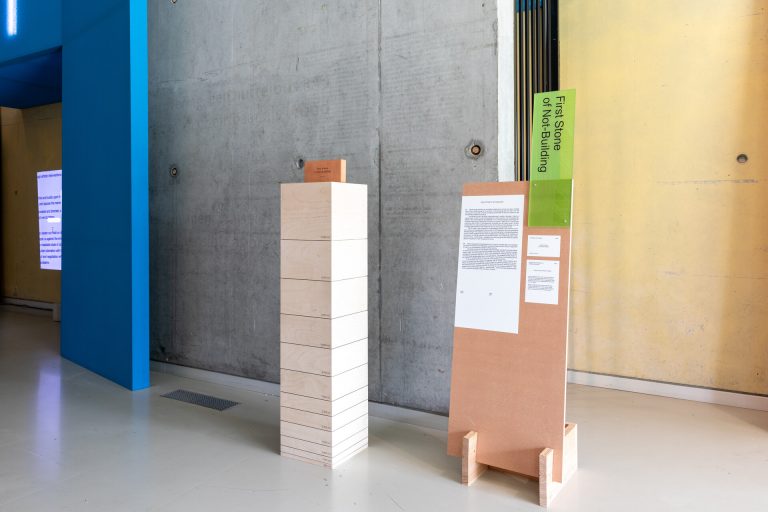 Inspiratie met plexiglas: groen gekleurd plexiglas bedrukt voor een extra accent bij deze informatie display