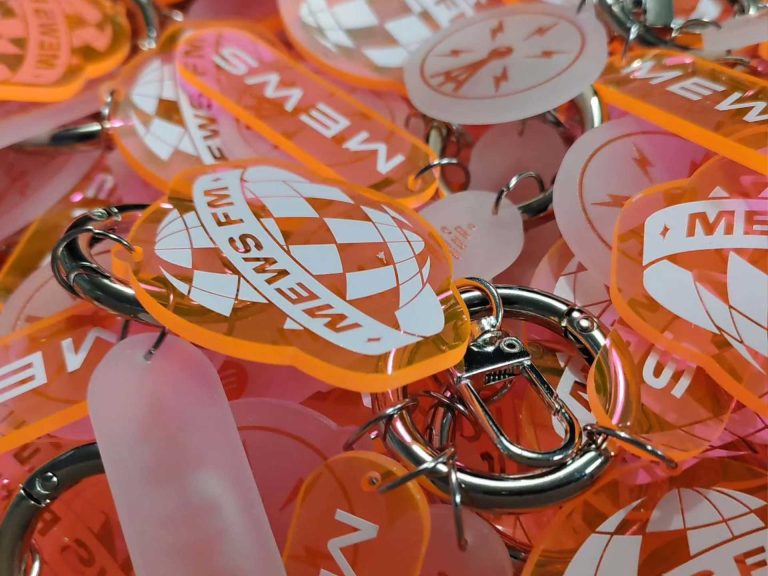 Inspiratie: gepersonaliseerde sleutelhangers met logo op plexiglas
