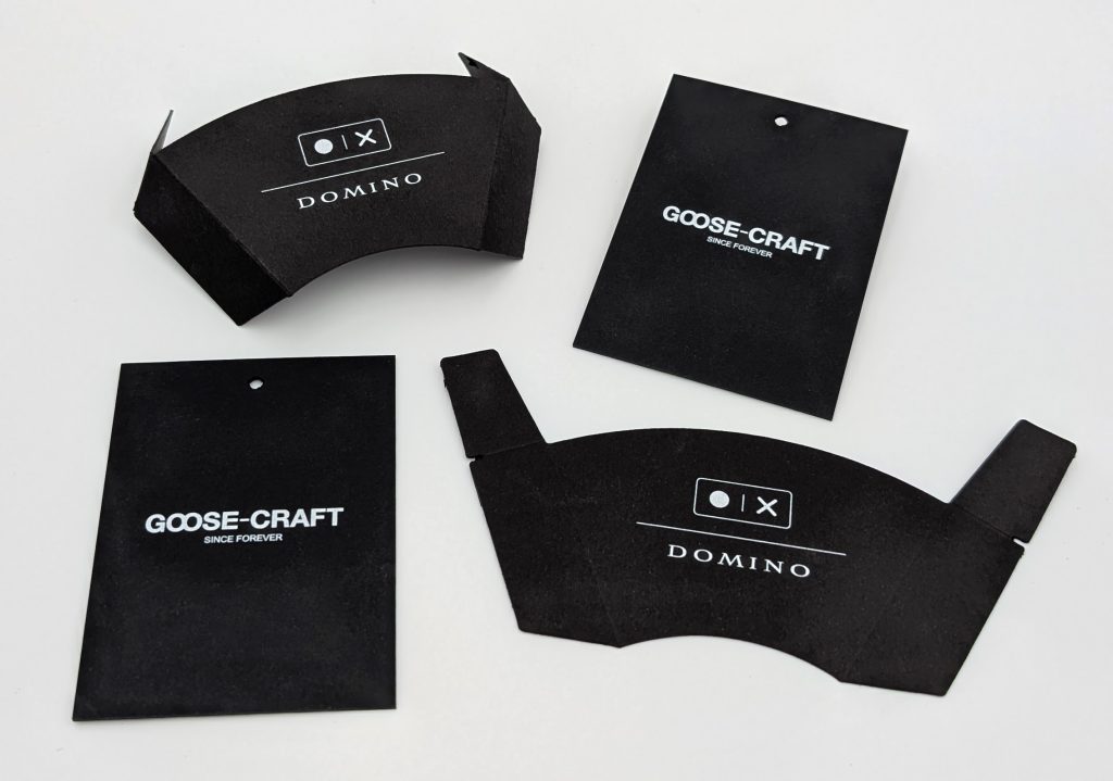 Zwarte labels met witte opdruk