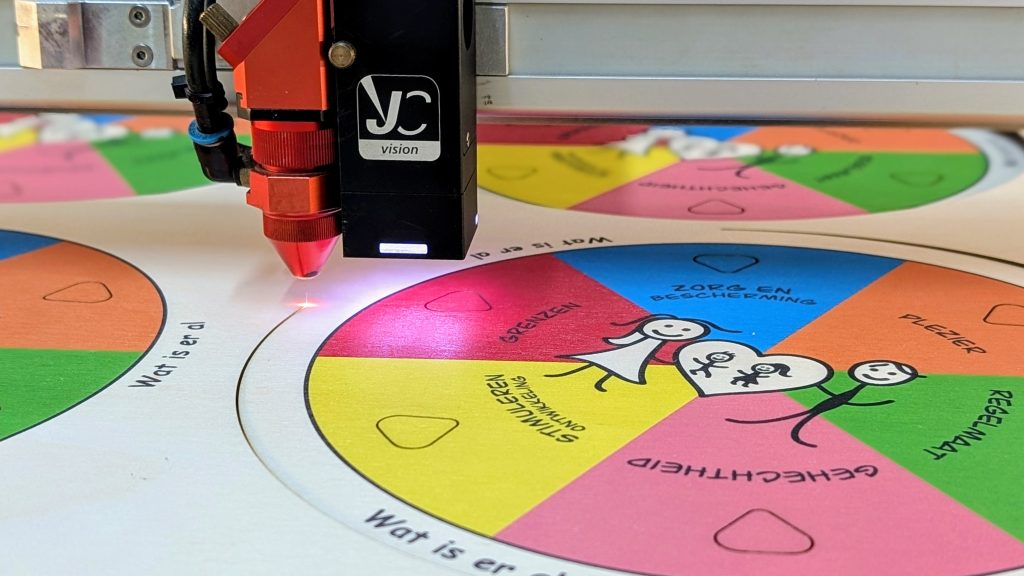 Hout lasersnijden na het printen