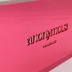 Roze acrylblokken (plexiglas) met logo gegraveerd