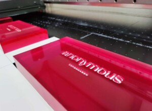 Acrylaat printen en graveren met logo