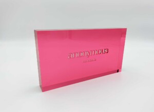 plexiglas logoblok met logo gegraveerd