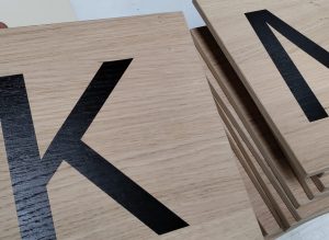 gefineerd hout bedrukt met letters