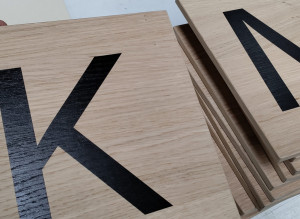 gefineerd hout bedrukt met letters