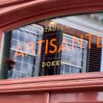 Sticker logo gevel raam reclame Artistante centrum binnenstad Dokkym