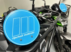 Bedrukt plexiglas rond gefreest met boorgaten en gemonteerd op motor geprint plexiglas als motorschild