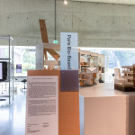 Inspiratie met plexiglas: blauw gekleurd plexiglas bedrukt voor een extra accent bij deze informatie display
