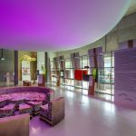 Inspiratie met plexiglas: diverse gekleurde . bedrukte plexiglas elementen voor extra accenten bij deze tentoonstelling