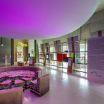 Inspiratie met plexiglas: diverse gekleurde . bedrukte plexiglas elementen voor extra accenten bij deze tentoonstelling