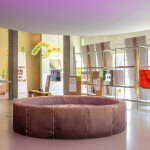 Inspiratie met plexiglas: diverse gekleurde . bedrukte plexiglas elementen voor extra accenten bij deze tentoonstelling