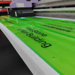 Neon-groen plexiglas op maat met prints