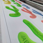 Verschillende soorten gekleurd plexiglas met rondingen