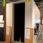 Inspiratie met plexiglas: groen en geel gekleurd plexiglas op maat voor extra felle accenten bij deze stand