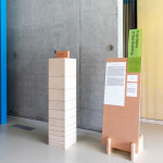 Inspiratie met plexiglas: groen gekleurd plexiglas bedrukt voor een extra accent bij deze informatie display