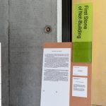 Inspiratie met plexiglas: groen gekleurd plexiglas bedrukt voor een extra accent bij deze informatie display