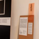 Inspiratie met plexiglas: oranje gekleurd plexiglas bedrukt voor een extra accent bij deze informatie display
