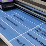 Meerdere blauwe plexiglas platen tijdens het printen Blauw transparant plexiglas