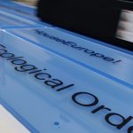 Meerdere lichtblauwe acrylaatplaten tijdens het printen Printen van lichtblauw acrylaat