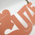 Papier full colour bedrukt en contour op de letters gesneden. contour gesneden geboortekaart