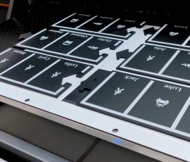 Gepersonaliseerd uv-printen met witte inkt op zwarte rubberen wegdekdelen Printen op rubberen wegdekdelen