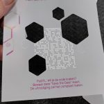 Kalk papier bedrukt met witte inkt en contourgesneden vrije vormen uitgesneden uitnodiging