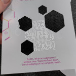 Kalk papier bedrukt met witte inkt en contourgesneden vrije vormen uitgesneden uitnodiging