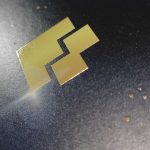 Het Dijkstra Draisma logo voorzien van een glanzende vernislaag op de verpakking op maat voor Maxima. Glanzende vernislaag aan de buitenzijde