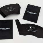 Zwart karton bedrukt met witte inkt en contourgesneden Zwarte labels met witte opdruk