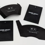 Zwart karton bedrukt met witte inkt en contourgesneden Zwarte labels met witte opdruk