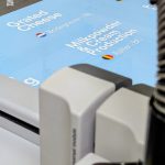 lichtblauw plexiglas bedrukt met witte letters en full colour vlaggen
