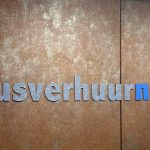 Logo gesneden uit 2 kleuren PET vilt