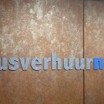 Logo gesneden uit 2 kleuren PET vilt